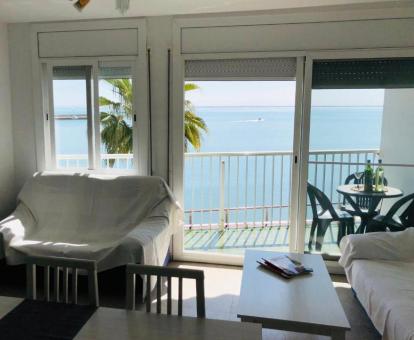 Foto de las instalaciones de este hotel con vistas al mar.