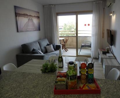 Foto del interior de este acogedor apartamento con terraza.