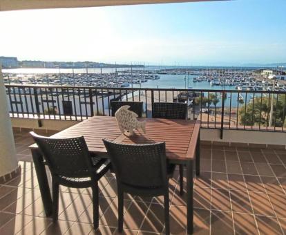 Foto de las instalaciones de este hotel con vistas al mar.
