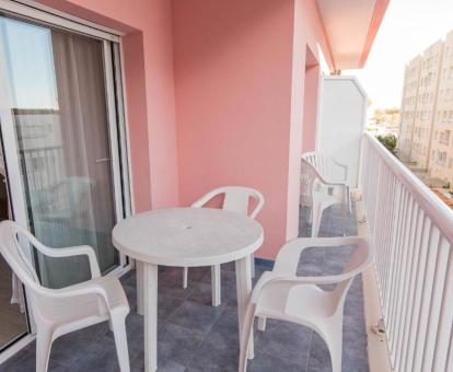 Foto de las instalaciones de este hotel con vistas al mar.