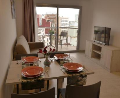 Foto de las instalaciones de este hotel con vistas al mar.