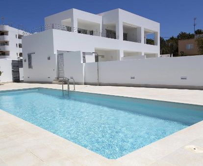 Complejo de apartamentos con piscina exterior, ideal para estancias en pareja.