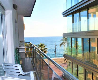 Foto de las instalaciones de este hotel con vistas al mar.