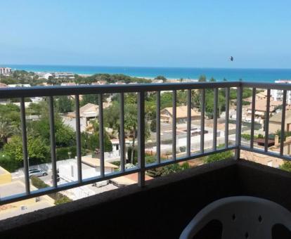 Foto de las instalaciones de este hotel con vistas al mar.