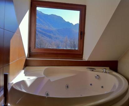 Apartamento dúplex con jacuzzi privado y vistas a las montañas.