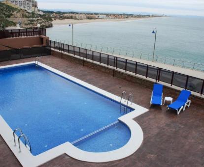 Foto de la piscina al aire libre disponible todo el año del alojamiento.