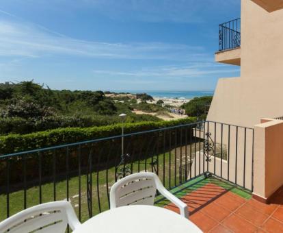 Foto de la terraza privada con vistas al mar de uno de los apartamentos.