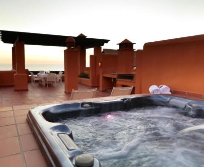 Amplia terraza con jacuzzi al aire libre del apartamento de lujo de dos habitaciones.