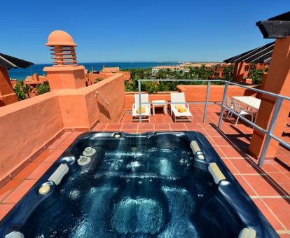 Foto de la terraza con jacuzzi privado y vistas al mar de uno de los apartamentos.