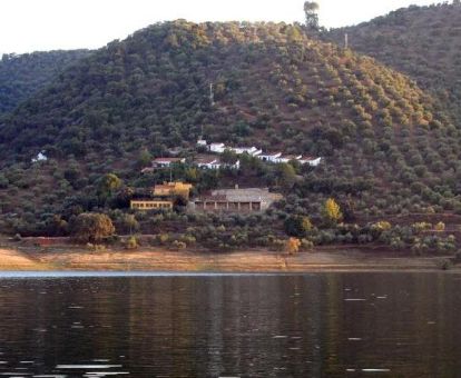 Acogedor aparthotel en un tranquilo entorno natural rodeado de montañas y a orillas de un embalse.