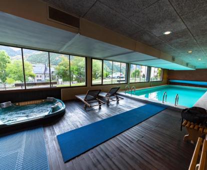 Foto de la piscina cubierta disponible todo el año de este alojamiento.