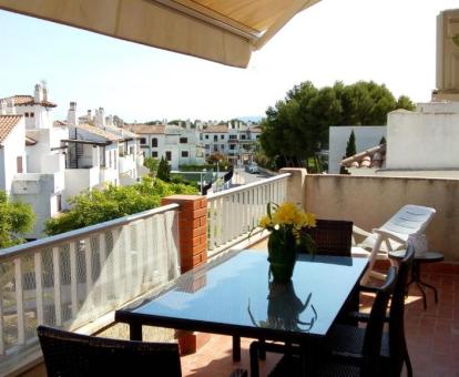 Foto de la terraza amueblada con vistas al mar del apartamento ático.