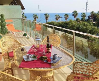 Foto de las instalaciones de este hotel con vistas al mar.