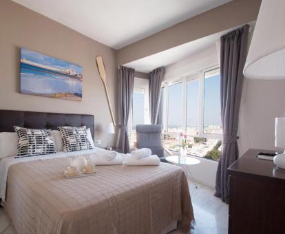 Foto del dormitorio con vistas a la ciudad y al mar de este apartamento independiente.
