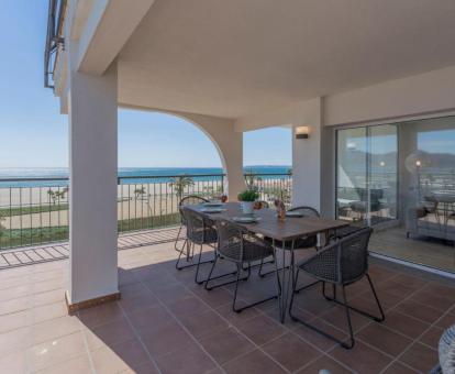 Foto de las instalaciones de este apartamento con vistas al mar.