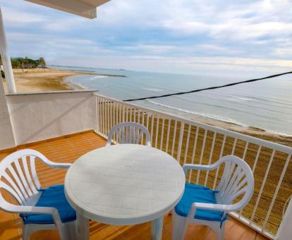 Foto de las instalaciones de este hotel con vistas al mar.