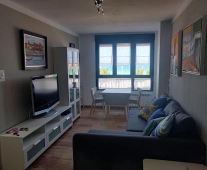 Foto de la sala de estar con vistas al mar de este apartamento.