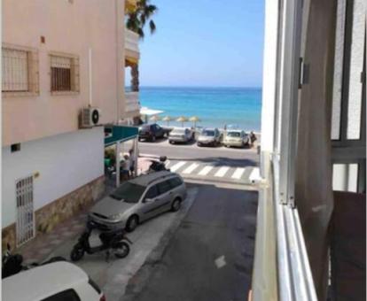 Foto de las instalaciones de este hotel con vistas al mar.