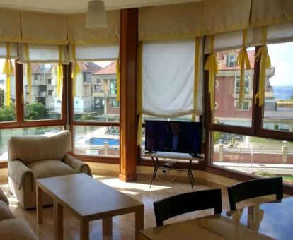 Foto del salón acristalado con vistas al mar del apartamento.