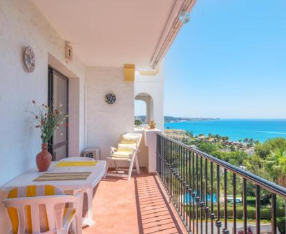 Foto del balcón amueblado con vistas al mar de uno de los apartamentos de este establecimiento.