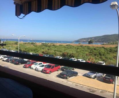 Foto de las vistas al mar y a los alrededores desde el balcón del apartamento.