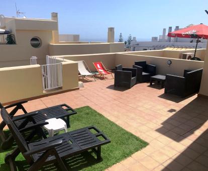 Foto de la amplia terraza amueblada con vistas al mar de este apartamento ático.