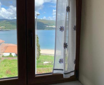 Foto de la ventana con vistas al mar del apartamento.