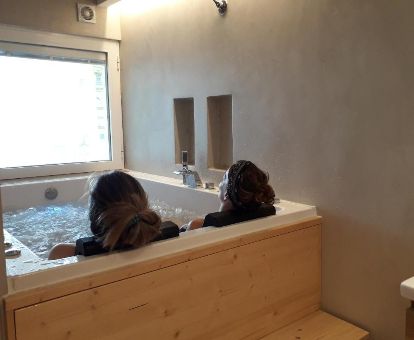 Pareja disfruta del amplio jacuzzi privado de este apartamento independiente, ideal para parejas.