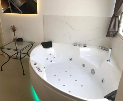 Jacuzzi para dos personas del apartamento de dos dormitorios de este establecimiento.