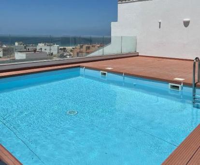 Foto de la piscina comunitaria con vistas al mar del establecimiento.