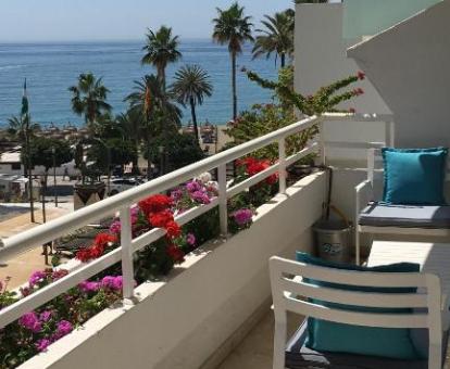Foto de la terraza amueblada con vistas al mar de este apartamento.