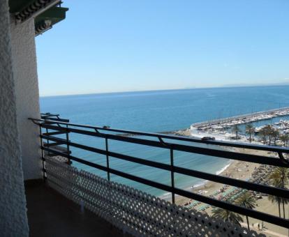 Foto de las vistas al mar desde el balcón de este apartamento.