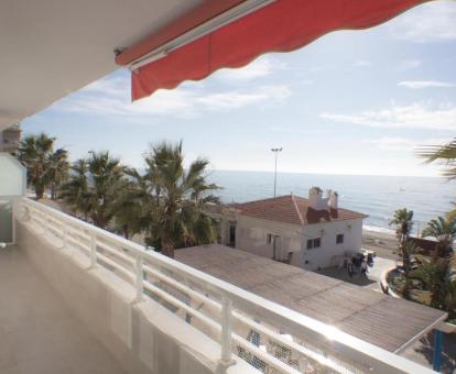Foto de las vistas al mar desde el balcón de este apartamento.