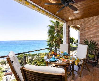  Foto del balcón amueblado con fabulosas vistas al mar de este apartamento.