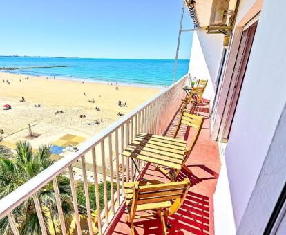 Foto de la terraza amueblada con vistas panorámicas al mar de este apartamento.