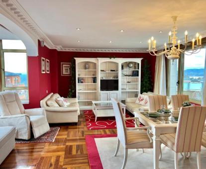 Foto de la sala de estar de este elegante apartamento con vistas al mar.