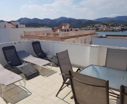 Foto de las instalaciones de este hotel con vistas al mar.