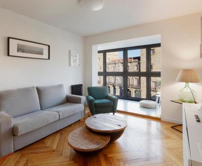 Foto del interior de este apartamento con vistas al mar.