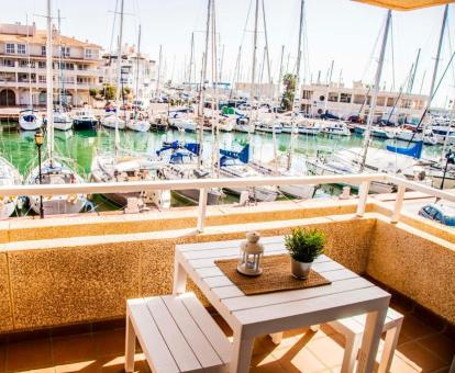 Foto de las instalaciones de este hotel con vistas al mar.