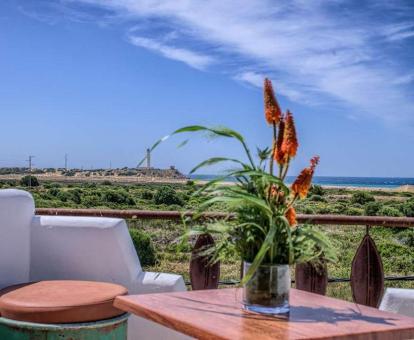 Foto de la terraza amueblada con vistas al mar del apartamento con cocina.