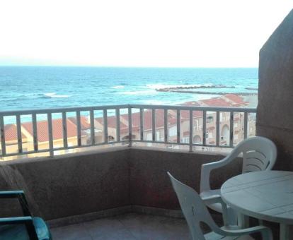 Foto de la terraza con comedor exterior y vistas al mar de uno de los apartamentos.