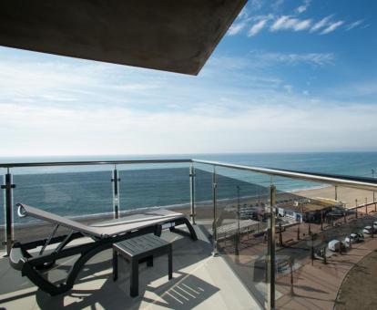 Foto de la terraza amueblada con vistas al mar de uno de los apartamentos.