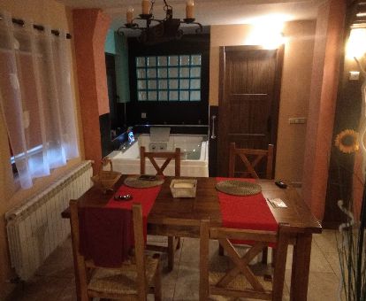 Interior de uno de los apartamentos con jacuzzi privado de este complejo rural ideal para parejas.