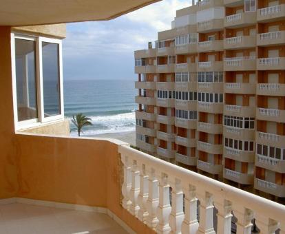 Foto del balcón con vistas al mar del apartamento de un dormitorio de este establecimiento. 