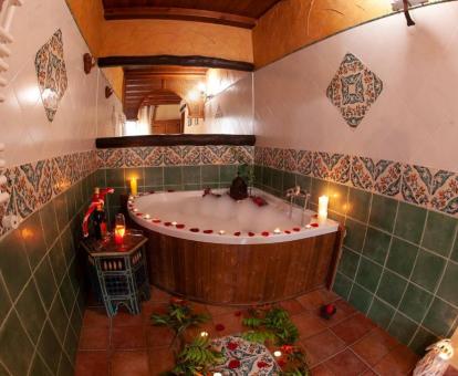 Precioso jacuzzi con decoración romántica de uno de los apartamentos de una habitación de este establecimiento rural.