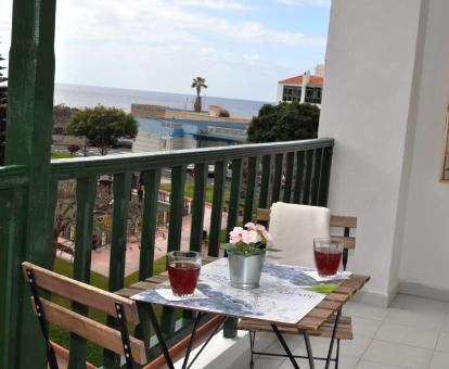 Foto de la terraza con vistas al mar de este apartamento.