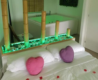 Amplio jacuzzi privado junto a la cama de este apartamento independiente.