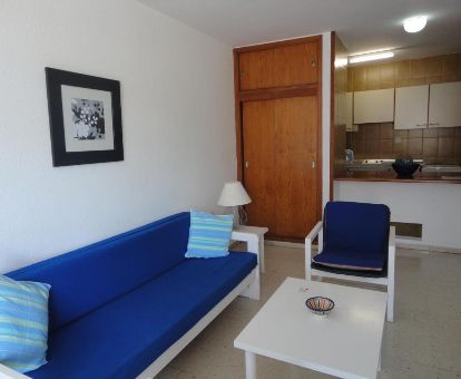 Interior de uno de los apartamentos sencillos de este establecimiento solo para adultos.