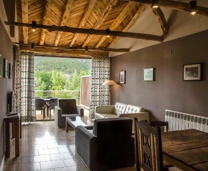 Interior de uno de los apartamentos con vistas a la naturaleza de este complejo rural.