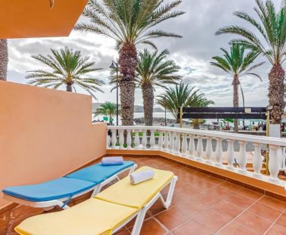 Foto de la terraza con vistas al mar de uno de los apartamentos de tipo estudio.